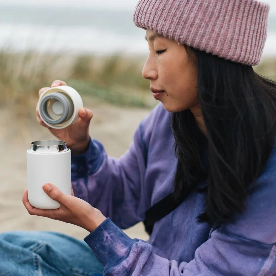 Cestovní termohrnek Fellow Carter Move Mug 236 ml bílý